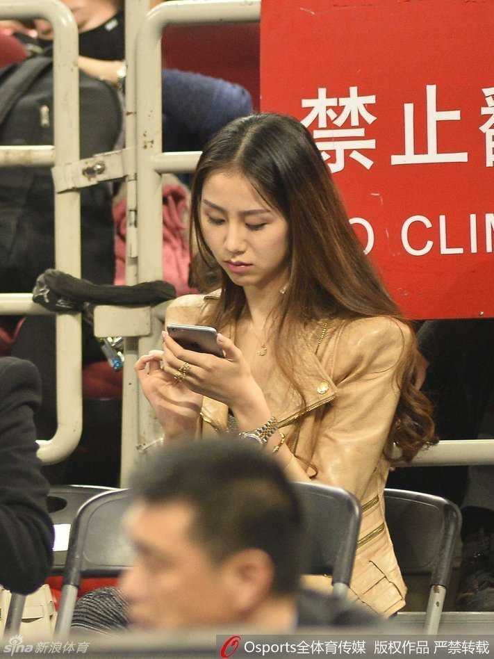 孙悦爱妻陈露五棵松柔情助阵,卫冕冠军首战惜败新疆 陈露在看台上不经意间展露笑颜,那抹温柔的笑意如同冬日暖阳,为激烈甚至有些残酷的赛场增添了几分柔情与暖意。