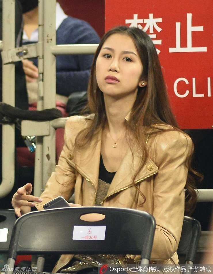 孙悦爱妻陈露五棵松柔情助阵,卫冕冠军首战惜败新疆 当比赛进入暂停时段,陈露的眼神依然没有离开球场方向,她紧抿嘴唇,似乎在心里默默为孙悦和北京队祈祷逆转的契机。