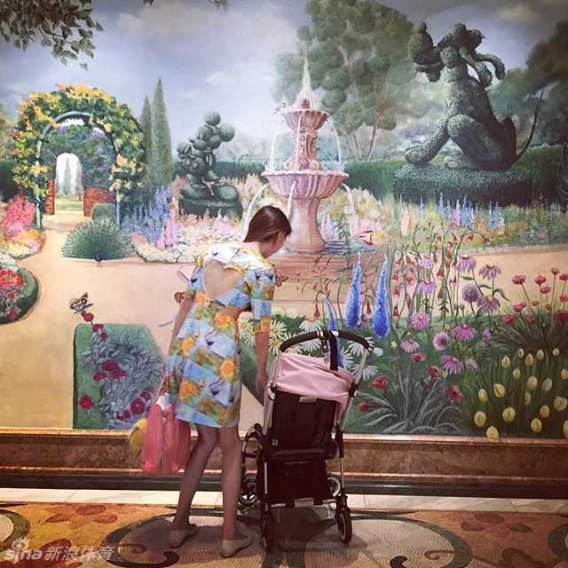 孙悦爱妻陈露携女畅游迪士尼,温馨母爱洋溢童话王国 在迪士尼标志性的奇幻童话城堡前,陈露牵着女儿的小手漫步。小家伙回头张望,眼神里满是对这个奇妙世界的惊喜,母女俩的背影在城堡映衬下显得格外温馨有爱。