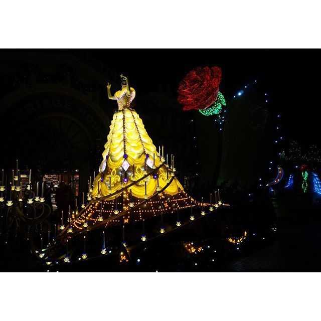 孙悦爱妻陈露携女畅游迪士尼,温馨母爱洋溢童话王国 陈露穿着带有爱心图案的连衣裙,紧紧牵着女儿的手走在迪士尼的美国小镇大街上。背后的童话城堡若隐若现,大手拉小手的画面,是这里最动人的风景。