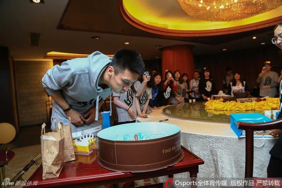 孙悦陈露爱意绵绵,生日派对定格幸福时光 孙悦开心地对着镜头比出胜利手势,妻子陈露将脸轻轻靠在他的肩头,画面俏皮又甜蜜