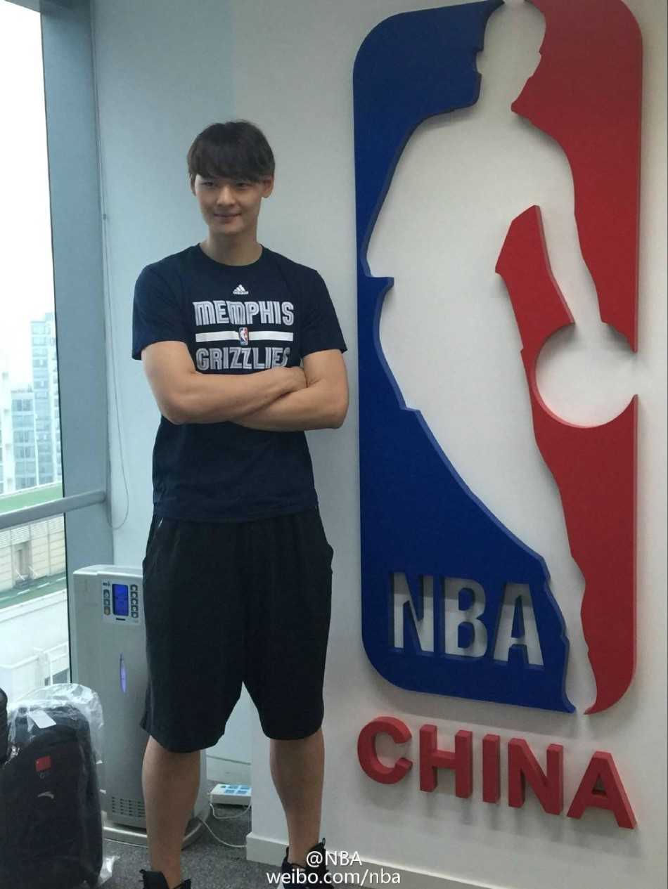 孟菲斯情缘开启,王哲林造访NBA中国总部 在NBA中国总部的展厅内,王哲林好奇地触摸着陈列品,眼中的光芒仿佛在丈量自己与这个世界顶级篮球殿堂的距离。