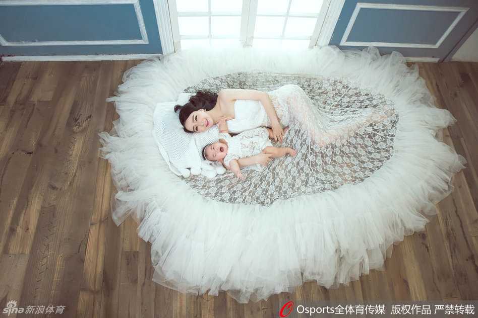 孟达娇妻与爱女定格唯美瞬间 产后身材依旧火辣羡煞旁人 镜头前,新晋辣妈赵丹丹散发温婉母爱,怀抱熟睡的爱女,画面静谧而美好,产后身材恢复得如同少女一般。