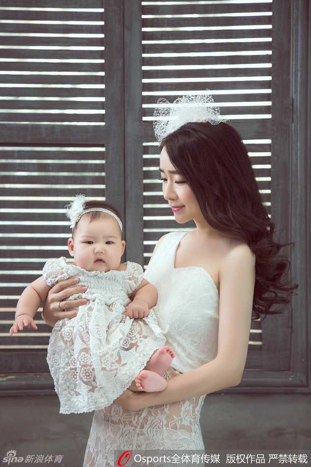 孟达娇妻与爱女定格唯美瞬间 产后身材依旧火辣羡煞旁人 赵丹丹轻抚女儿的小手,眼神温柔似水,母女俩的亲密互动在镜头下显得格外唯美,辣妈的好身材在简约装扮下一览无余。