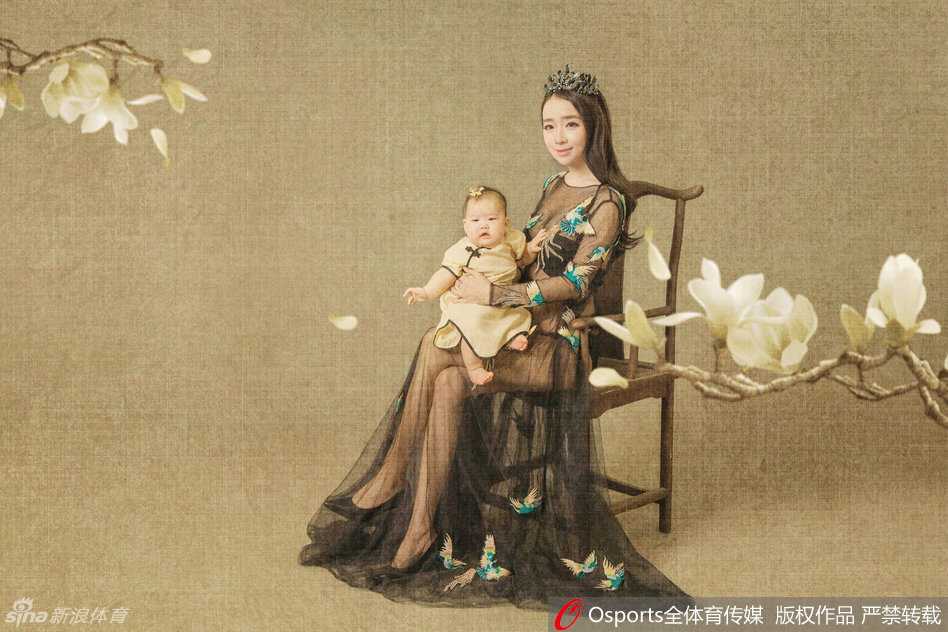 孟达娇妻与爱女定格唯美瞬间 产后身材依旧火辣羡煞旁人 刚成为父亲的孟达,眼神里多了几分沉稳,怀抱千金孟焕,尽显铁汉柔情的一面,画面温馨有爱。