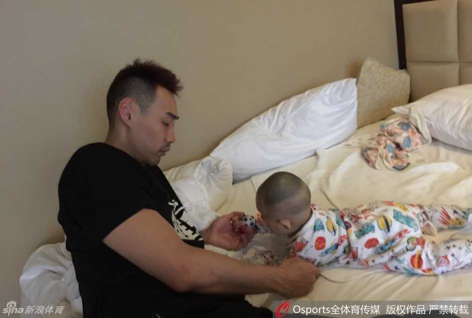 孟达爱女探营记:哈达迪铁汉柔情抱娃,小公主萌态可掬成球队宠儿 伊朗中锋哈达迪将小公主高高抱起,这位在篮下具有统治力的亚洲第一中锋,此刻化身为温柔的巨人。他怀抱着肉嘟嘟的小公主,眼神中透露出长辈的慈爱,仿佛在端详一件稀世珍宝,庞大的身躯与怀里的小不点形成了极具反差的温馨画面。