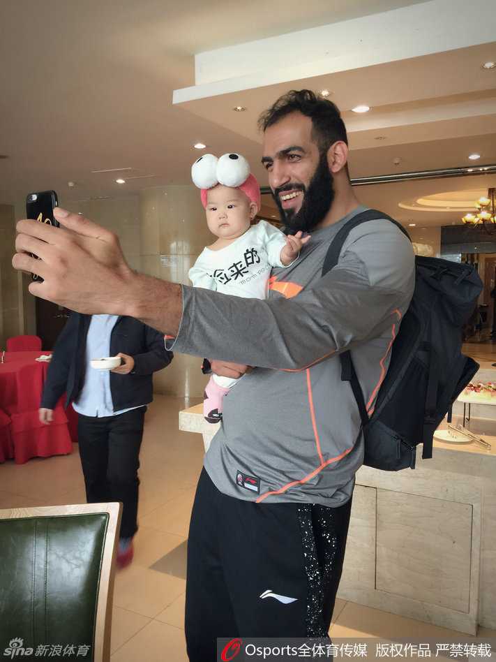 孟达爱女探营记:哈达迪铁汉柔情抱娃,小公主萌态可掬成球队宠儿 面对眼前陌生的叔叔,小公主脸上露出了经典的“孟达式”疑惑表情。她抿着小嘴,一双大眼睛充满了好奇与不解,似乎在问:“这个大个子是谁呀?为什么他的手掌比我的脸还大?”肉嘟嘟的脸颊配上这呆萌的神情,简直要把人萌化了。