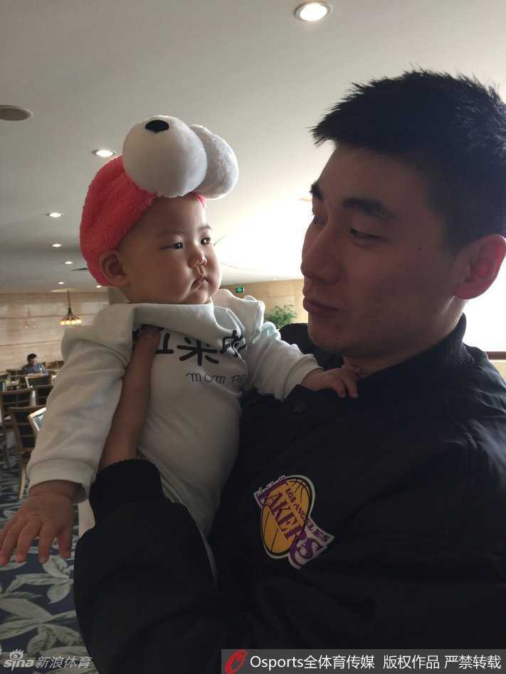 孟达爱女探营记:哈达迪铁汉柔情抱娃,小公主萌态可掬成球队宠儿 哈达迪再次抱着小公主合影,这次他露出了憨厚的笑容,显得心满意足。小公主在巨人怀中显得愈发娇小,父辈们的关爱与篮球的传承,仿佛在这一刻悄然定格,画面温馨而感人。