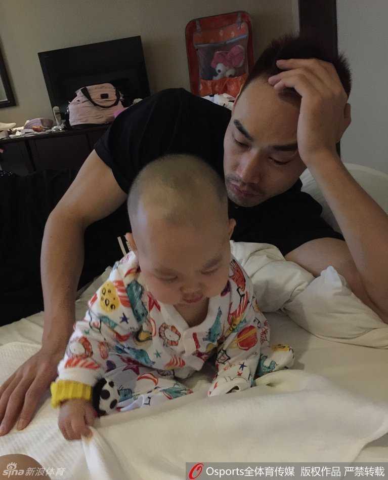 孟达爱女探营记:哈达迪铁汉柔情抱娃,小公主萌态可掬成球队宠儿 孟达在训练场边抱起了自己的宝贝女儿,平日里持球进攻稳准狠的投手,此刻抱着小公主却显得有些小心翼翼,眼神里满是化不开的柔情,仿佛拥抱着全世界最珍贵的宝贝。