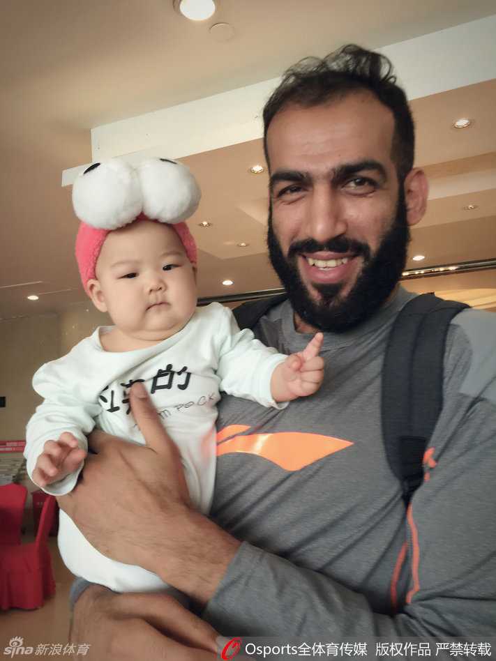 孟达爱女探营记:哈达迪铁汉柔情抱娃,小公主萌态可掬成球队宠儿 另一位球员小心翼翼地从孟达手中接过孩子,大家围成一圈,生怕磕碰到这个软糯的小家伙。小公主则安静地躺在陌生又温暖的怀抱里,乖乖地当一个被争相传递的“队宠”,肉嘟嘟的小手自然地蜷在胸前。