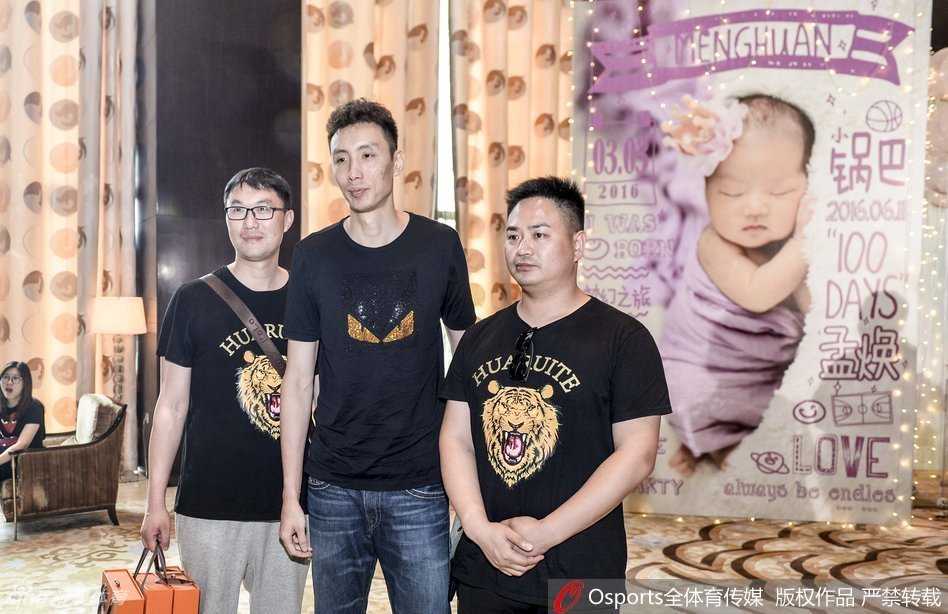 温馨可爱的百日宴会场布置，特意定制的蛋糕上点缀着“100DAYS”、篮球和奶牛图案，每一个细节都凝聚着孟达夫妇对女儿孟焕的无限爱意与美好期许。