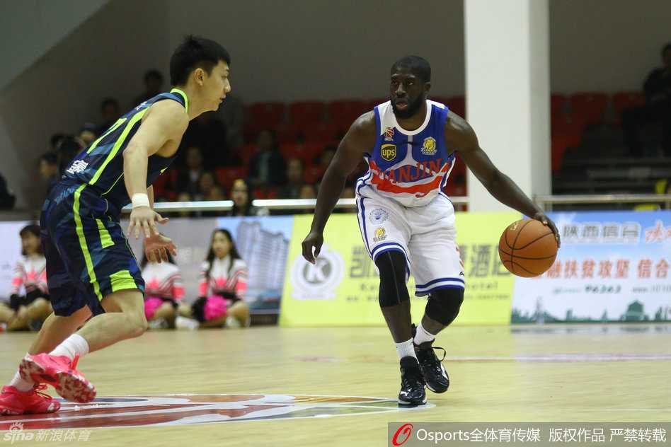 季前赛彬县站群雄逐鹿,广东天津上演巅峰对决 广东队主帅杜锋在场边激情指挥,他眉头紧锁,双手拢在嘴边大声向场内队员传达着战术指令,严峻的表情透露出对场上细节的极高要求。