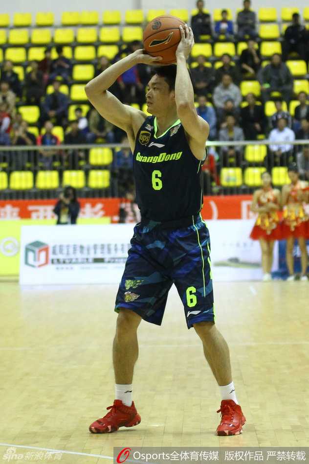 季前赛彬县站群雄逐鹿,广东天津上演巅峰对决 天津队外援泰勒高高跃起,在广东队高尚的严密防守下强行出手抛射,两人身体在空中激烈对抗,肌肉碰撞的火花清晰可见。