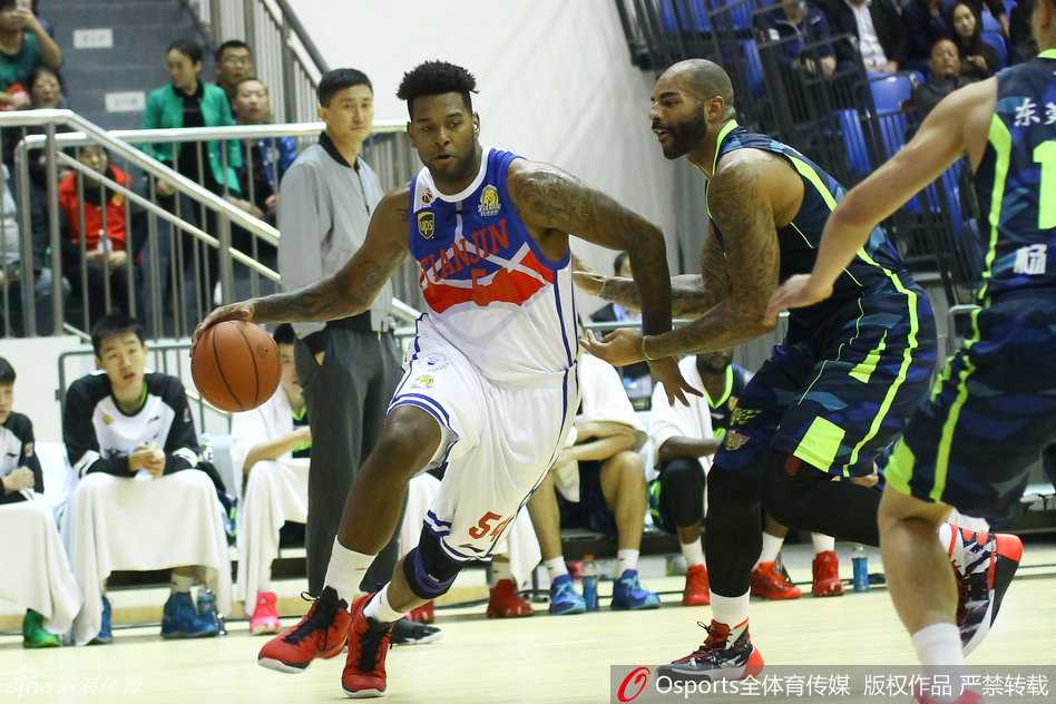 季前赛彬县站群雄逐鹿,广东天津上演巅峰对决 广东外援斯隆面对天津队的包夹防守,冷静地将球护在身后,他犀利的眼神正寻找着远端处于空位的队友,准备用一记妙传撕破对手的防线。