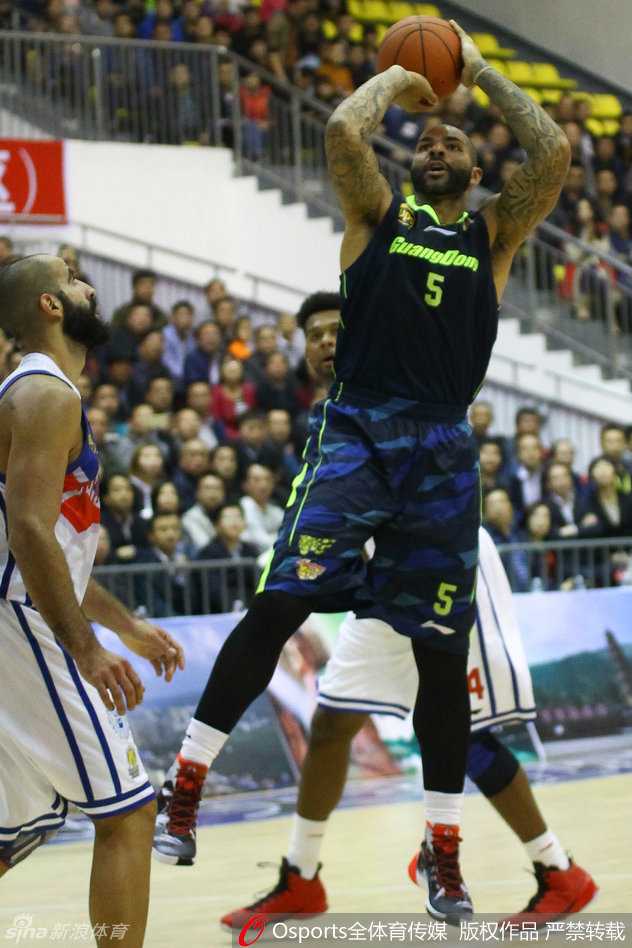 季前赛彬县站群雄逐鹿,广东天津上演巅峰对决 天津队核心后卫杰特快速运球过半场,他眼神坚毅,正挥手示意队友跑位,作为场上的指挥官,他正准备用精准的传球撕开广东队的防线。