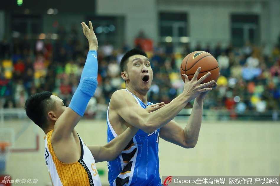 季前赛怀仁站京晋对决 老马休战众将爆发显底蕴 孙悦在三分线外自信出手,篮球划过一道完美的弧线,仿佛要将比赛的势头重新拉回北京队手中。