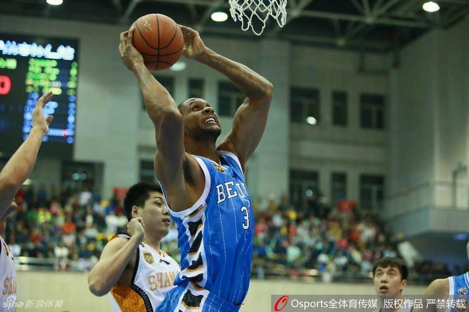 季前赛怀仁站京晋对决 老马休战众将爆发显底蕴 方硕在严密防守下成功造成对手犯规,年轻一代的成长让北京队在老马休战时依然底气十足。