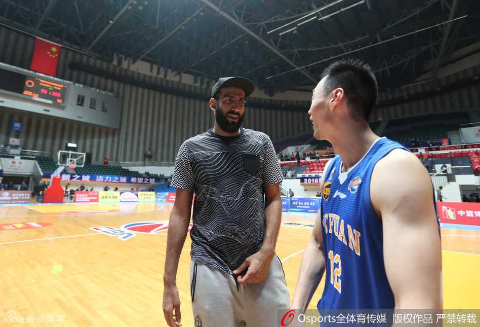 季前赛烽烟起 四川深圳齐告捷 哈里斯力劈华山,单手灌筐