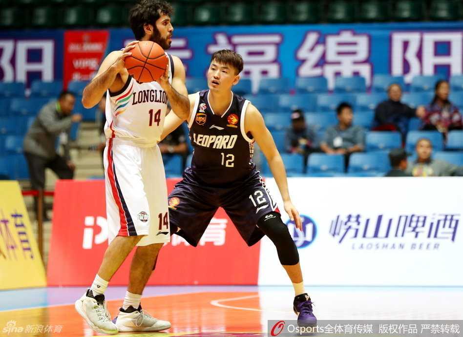 季前赛烽烟起 四川深圳齐告捷 哈达迪与孟达内传外配合,相得益彰