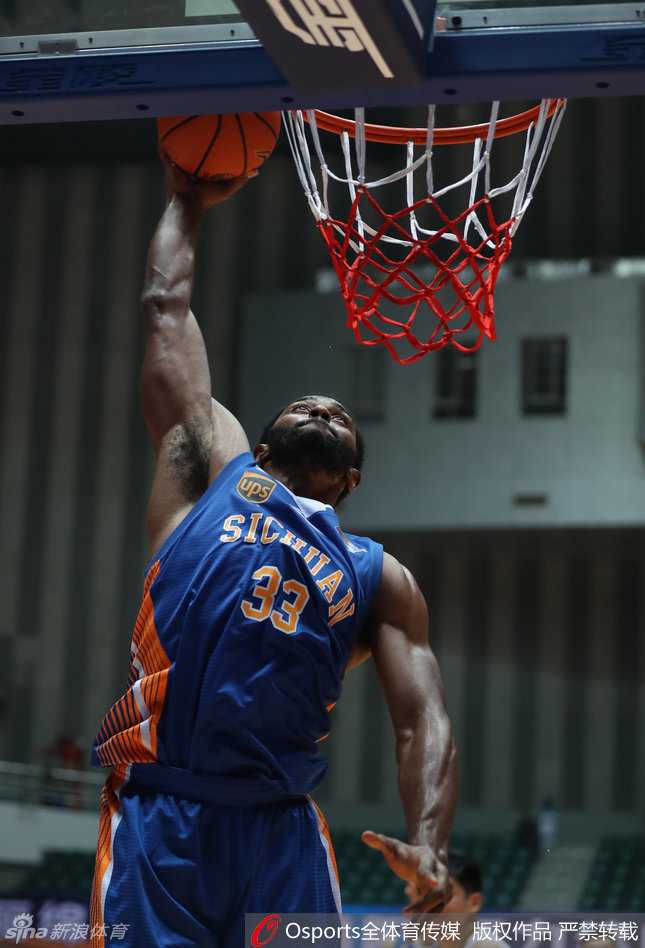 季前赛烽烟起 四川深圳齐告捷 莱恩快手掏球,孟铎措手不及