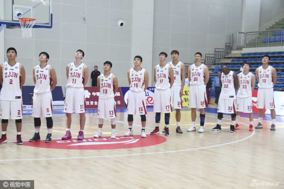 深圳队射手高高跃起，在空中微微一滞，柔和的手感将球稳稳送入篮筐。这记标志性的跳投，展现了球员扎实的基本功和强大的自信。