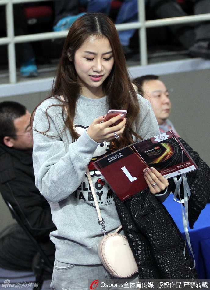 季后赛北京惜败新疆,孙悦爱妻陈露场边守候成冬日暖阳 陈露身着一袭素雅冬装现身五棵松体育馆看台,面带温柔浅笑,高挑的身姿在看台上显得格外亭亭玉立,仿佛喧嚣赛场上的一抹静谧风景。