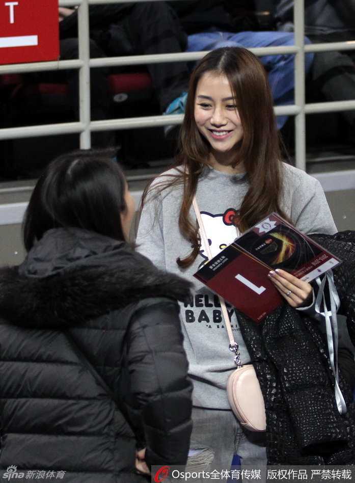 季后赛北京惜败新疆,孙悦爱妻陈露场边守候成冬日暖阳 陈露在人群中回眸,眼神清澈而坚定,即使比赛结果不尽人意,她的神情中依然透露出对家人的支持与对未来生活的笃定。