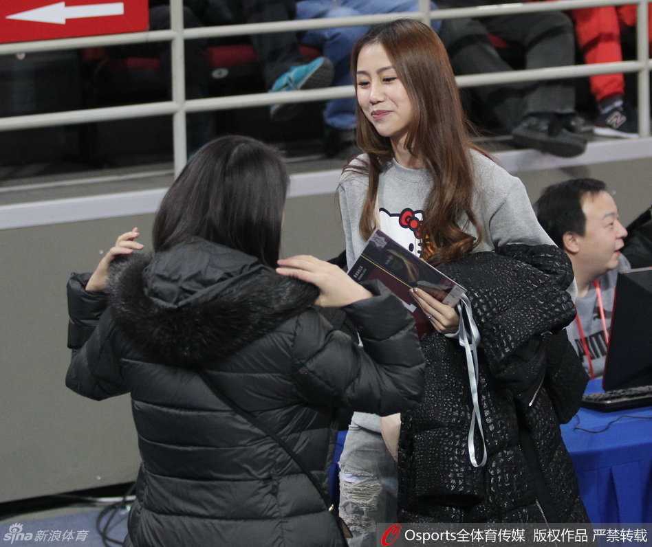 季后赛北京惜败新疆,孙悦爱妻陈露场边守候成冬日暖阳 随着比赛进入白热化阶段,陈露神情略显紧张,身体微微前倾凝视赛场,修长的双手轻轻交握,将内心的牵挂与期盼展现得淋漓尽致。