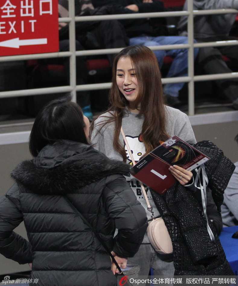 季后赛北京惜败新疆,孙悦爱妻陈露场边守候成冬日暖阳 比赛结束后,陈露起身准备离场,回眸之间眼神中流露出一丝淡淡的遗憾与落寞,但依然保持着优雅的姿态,默默给予场上的爱人无声的支持。