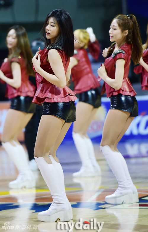 拉拉队姐妹在季后赛舞台上整齐划一，抚胸热舞眼神暧昧，瞬间引爆全场球迷的热情