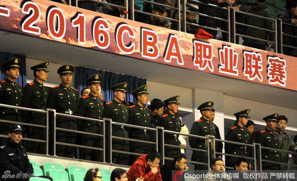 安保升级铸坚盾 辽篮主场力克浙江显威势 比赛结束后,辽宁队球员围成一圈,将中指食指指向天空,庆祝这场来之不易的胜利,身后的计分牌显示着124:103的最终比分。