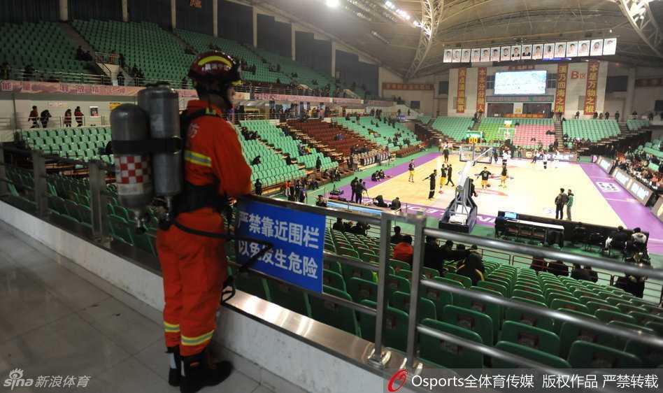 安保升级铸坚盾 辽篮主场力克浙江显威势 辽宁队外援兰多夫状态火热,在浙江队内线群中高高跃起,以一记势大力沉的单手劈扣点燃全场,宣泄着激情。