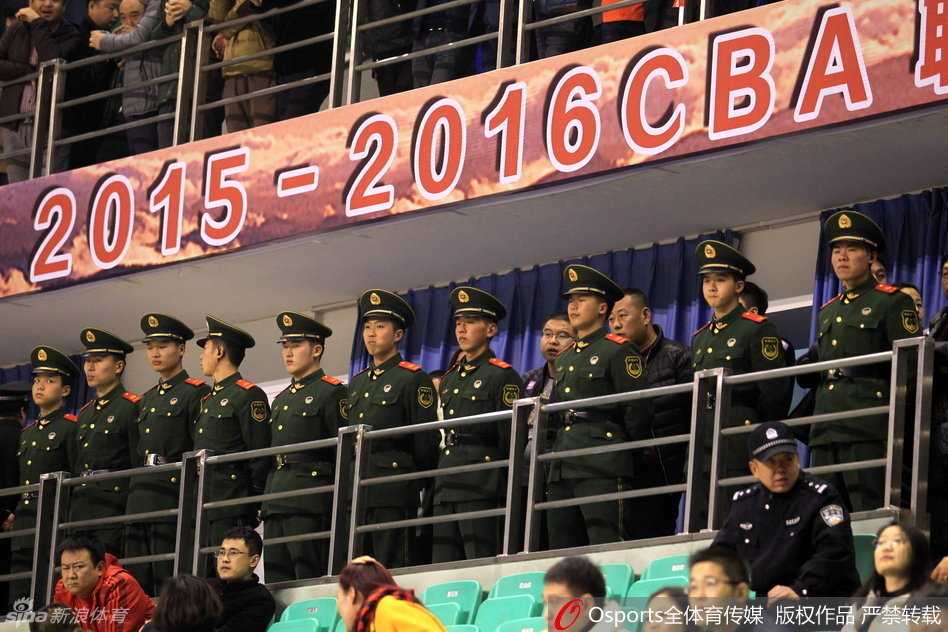 安保升级铸坚盾 辽篮主场力克浙江显威势 场边的武警战士和消防员严阵以待,他们身姿挺拔,目光时刻关注着看台动向,成为赛场边一道独特而令人安心的风景。