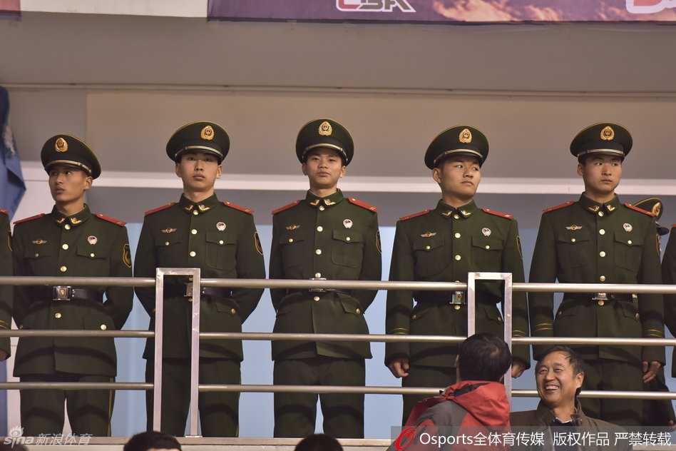 安保升级铸坚盾 辽篮主场力克浙江显威势 本溪主场氛围火热,全副武装的武警与安保人员背对赛场,目光如炬地扫视着看台,为球员筑起一道无形的安全屏障。