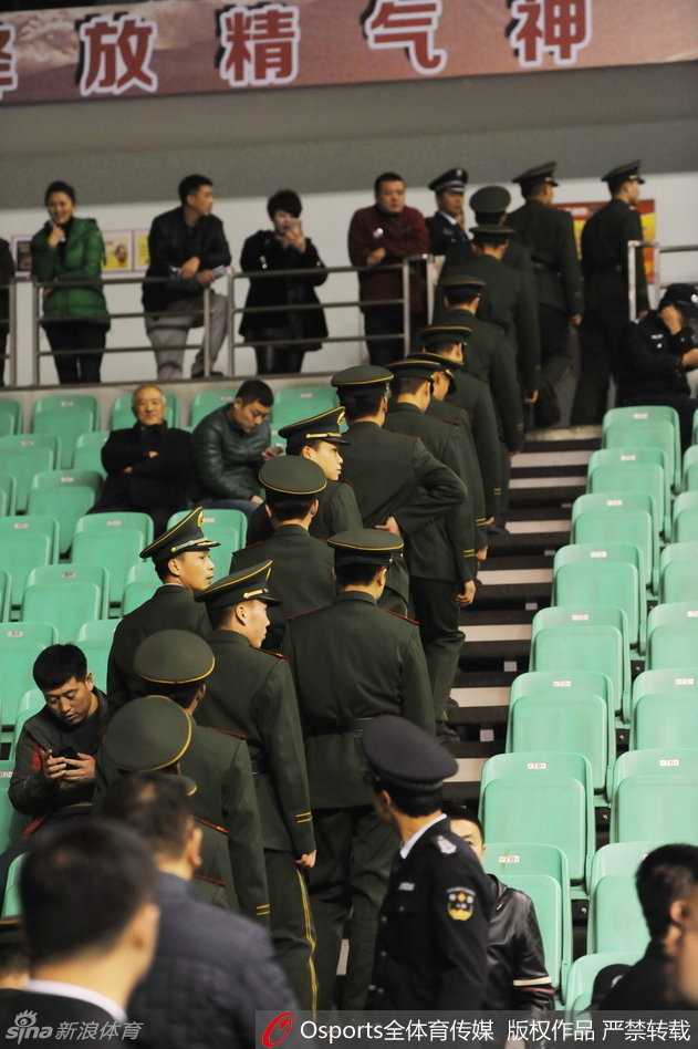 安保升级铸坚盾 辽篮主场力克浙江显威势 辽宁队当家球星哈德森面对三人包夹防守,依然自信地跳起出手三分,球在空中划出一道优美的弧线直坠网心。