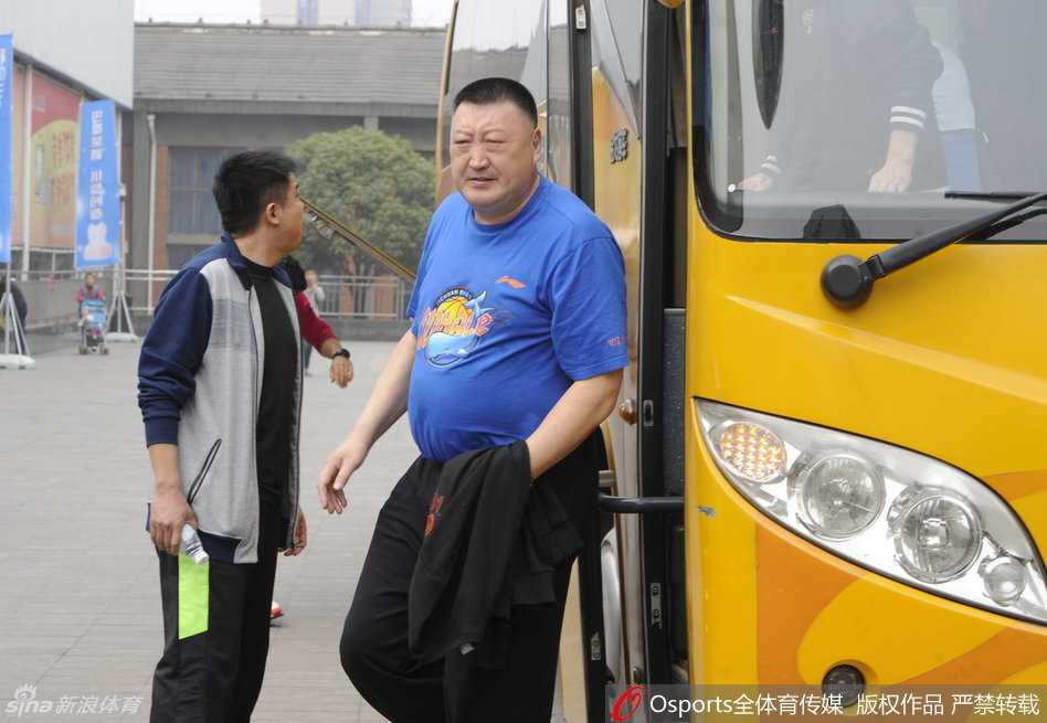 终场哨响瞬间，四川队球员们冲进场内激情拥抱，哈达迪振臂高呼，在他们身后，漫天的金色纸屑飘落，映衬着新王的诞生。