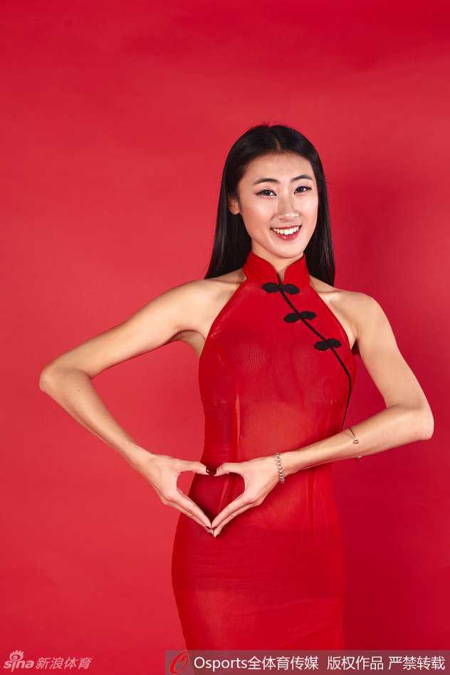 宏远宝贝火辣迎新 镜头定格热舞瞬间 侧身回眸曲线玲珑 写真棚内洋溢青春荷尔蒙