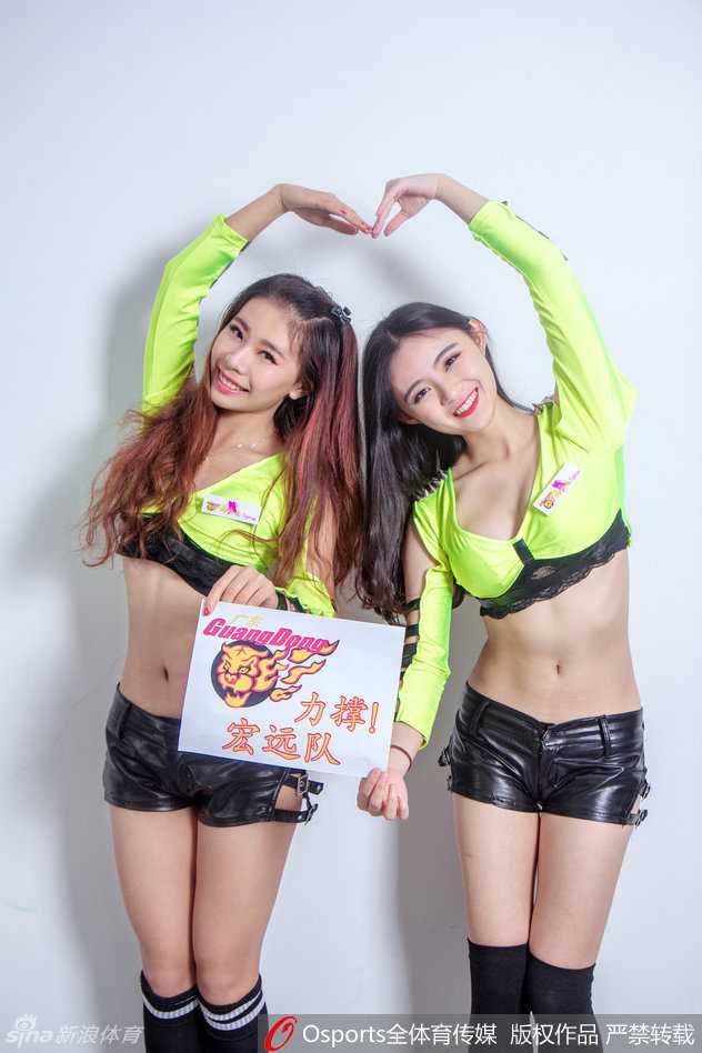 宏远宝贝皮裤热舞燃爆客场 青春力量助球队力克八一 宝贝们围成圆阵,中心舞者劈叉展示扎实基本功,皮裤增添酷飒气质