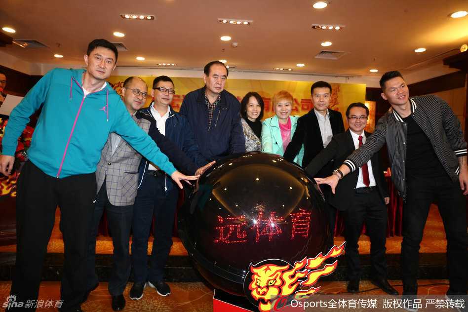发布会现场迎来高潮环节，杜锋、朱芳雨以及俱乐部高层领导们并肩站定，众人面对镜头露出微笑，共同按下启动球，标志着广东宏远体育发展有限公司正式扬帆起航。