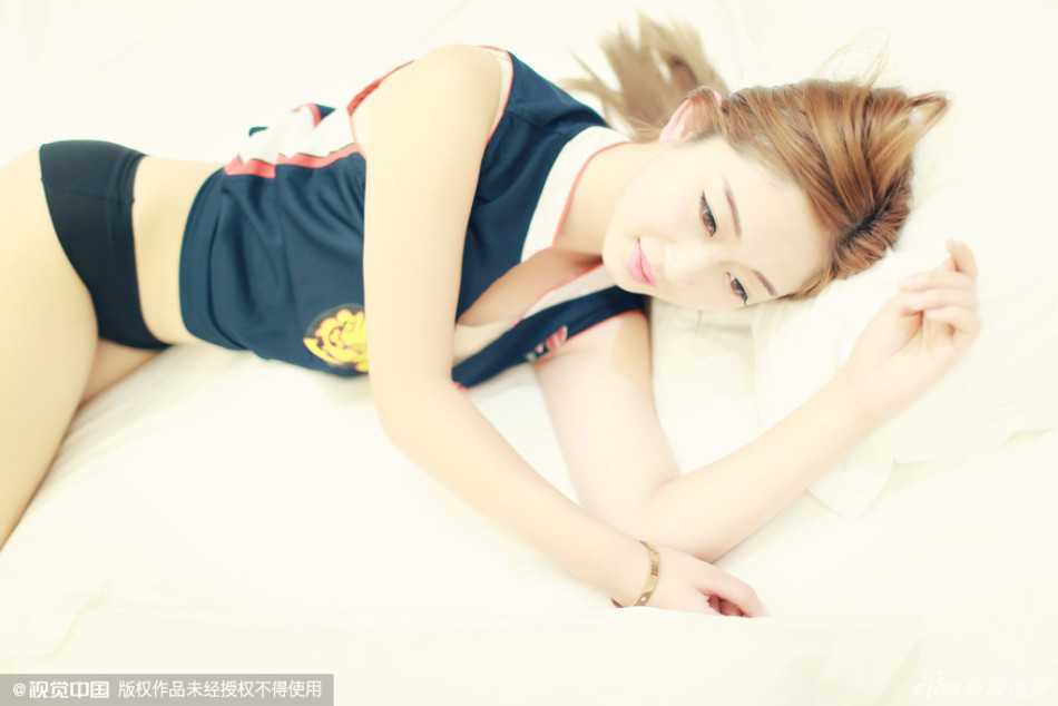 宏远篮球宝贝性感写真燃情助威 主场大胜广厦 宝贝高举宏远队旗,旗帜迎风烈烈作响,她身穿运动背心与热裤,马尾辫高高扬起,英姿飒爽如同出征的女战士,背后记分牌上宏远领先的数字格外醒目