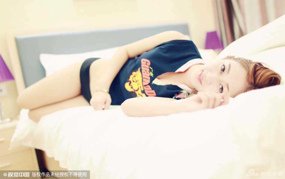 宏远篮球宝贝性感写真燃情助威 主场大胜广厦 宏远宝贝身穿黑色亮片紧身衣,于观众席前回眸一笑,眼波流转间满是自信,仿佛在说“这场胜利我们拿定了”