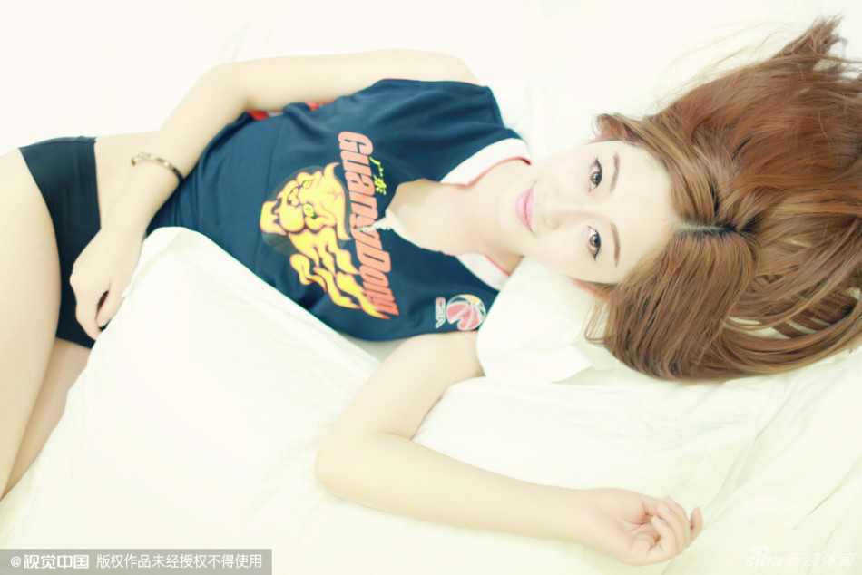 宏远篮球宝贝性感写真燃情助威 主场大胜广厦 一位宏远宝贝侧卧在球场边线处,身穿闪钻紧身衣,右手轻托脸颊,眼神迷离而深邃,紧身衣上的亮片在灯光下熠熠生辉,宛如球场上的璀璨星辰