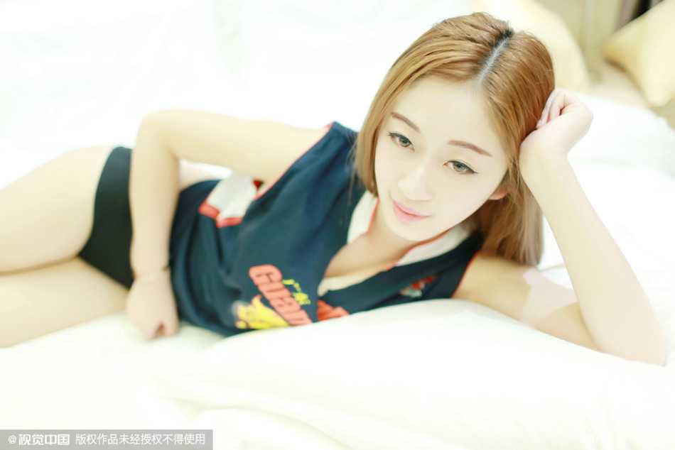 宏远篮球宝贝性感写真燃情助威 主场大胜广厦 两位宝贝在场边亲密互动,左边宝贝挥动助威棒笑容灿烂,右边宝贝高举毛巾激情呐喊,身后是逐渐坐满的观众席,赛前气氛已被点燃