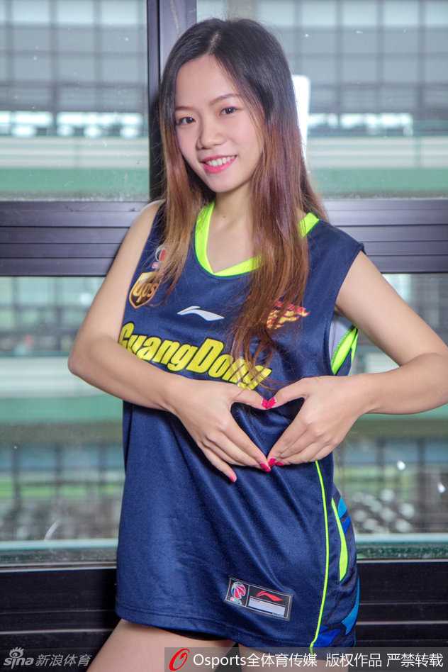 宏远篮球宝贝活力全开 青春风暴席卷主场捍卫荣耀 宏远宝贝们手拉手围成一圈,向四面看台的球迷鞠躬致意,汗水浸湿了衣衫,但脸上洋溢的笑容依旧灿烂如花