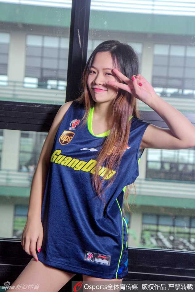 宏远篮球宝贝活力全开 青春风暴席卷主场捍卫荣耀 伴随着动感的音乐,宏远宝贝们排列成整齐的队形,高抬腿动作充满力量感,展现出篮球啦啦队独有的健康美与蓬勃朝气