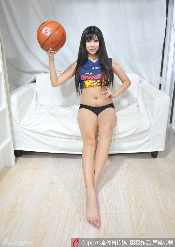 宏远篮球宝贝炫舞助威,华南虎双杀福建完美收官剑指季后赛 在球队取得关键胜利后,宝贝们激动地抱在一起,脸上洋溢着发自内心的喜悦。她们用充满活力的肢体语言,向全场观众传递着宏远团队篮球的快乐与凝聚力。