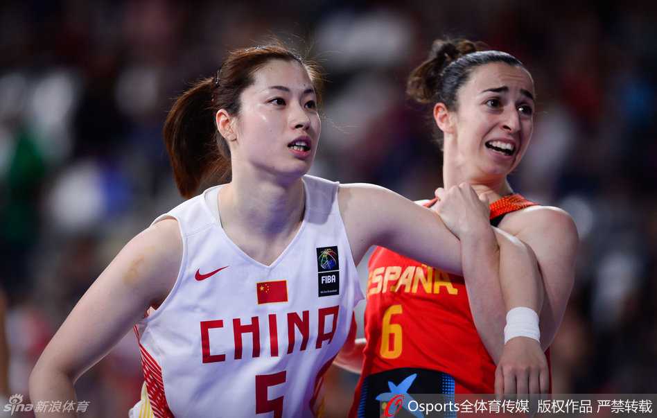 定格法国南特的荣耀时刻:回眸中国女篮的里约落选赛突围之路 赵志芳犹如精灵般穿梭于高大对手之间,她以犀利的突破撕开防线,用一次次精准的传球串联起全队的进攻。