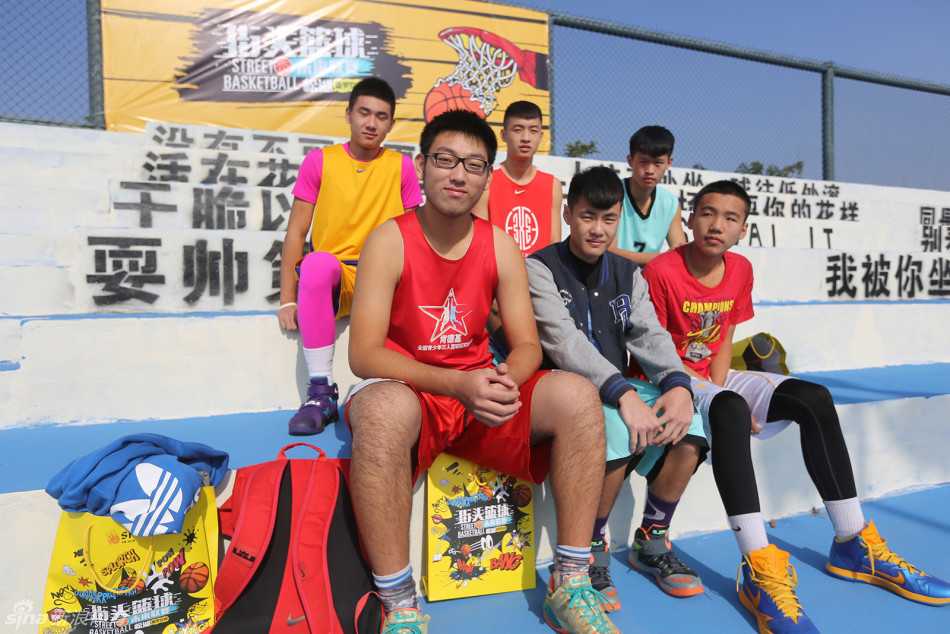 定格赛场瞬间·致敬幕后英雄 球队GM与教练团队在战术板前激烈讨论,每个人的眼神都专注在即将执行的战术配合上