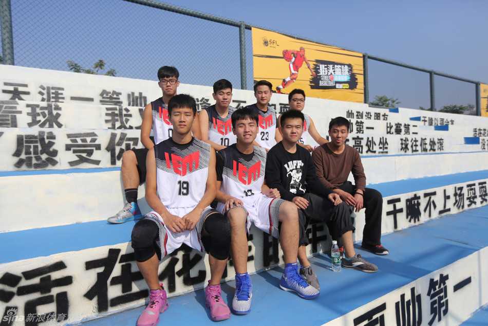 定格赛场瞬间·致敬幕后英雄 球队IEM夺冠瞬间,金色雨漫天飘落,选手们激动地拥抱在一起,台下粉丝挥舞着荧光棒欢呼