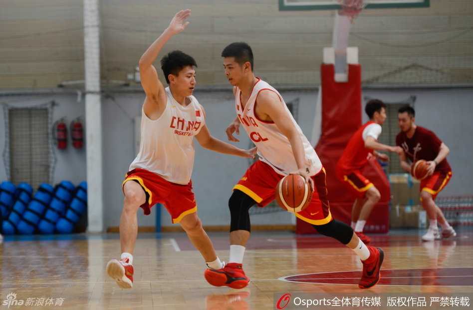 宫鲁鸣海埂督战男篮挥汗如雨全力冲刺里约奥运 北京队后卫方硕在对抗训练中咬紧牙关,豆大的汗珠顺着脸颊滑落,眼神里透着高原特训的坚毅与专注。